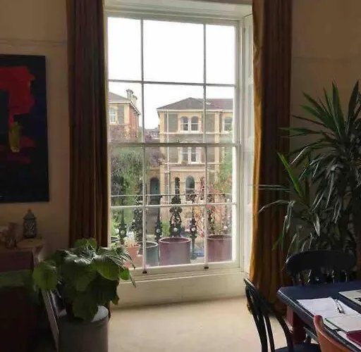 Stunning Arty In The Heart Of Clifton