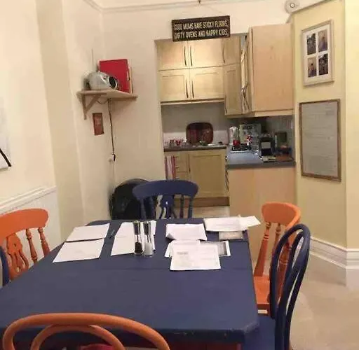 Stunning Arty In The Heart Of Clifton Apartment