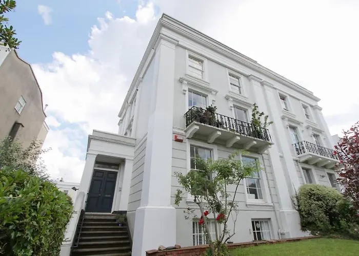 Stunning Arty In The Heart Of Clifton Apartment